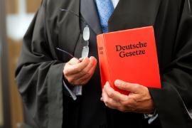 Bild von Mann mit Gesetzbuch Mann mit Gesetzbuch